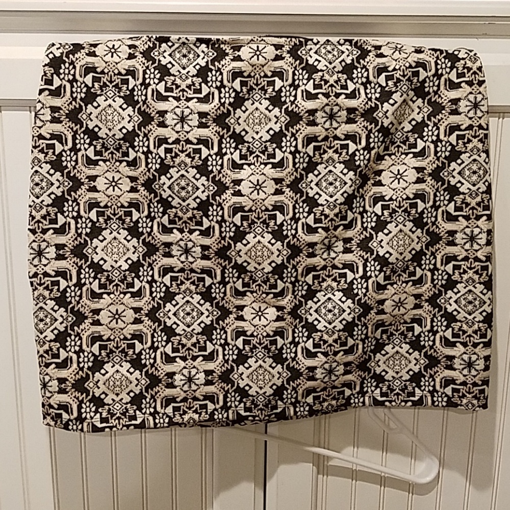Black patterened skirt